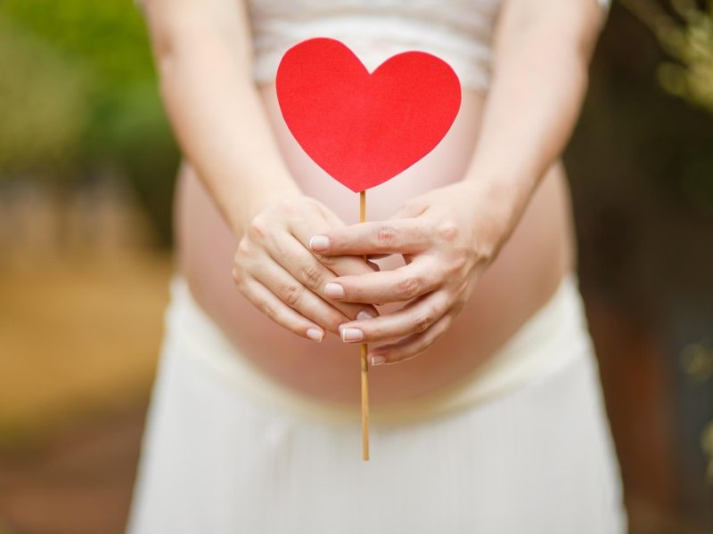 Douleur à la poitrine : signe de grossesse ou urgence cardiaque ?