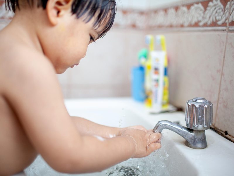 Jouet dans les toilettes : sécurité de l&rsquo;enfant et bons gestes
