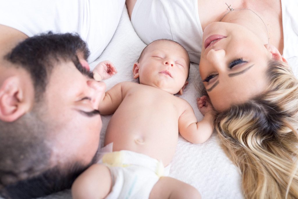 Un parent et son tout-petit, lumière naturelle