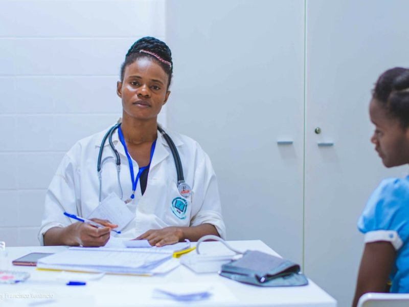 Choisir sa mutuelle avant l&rsquo;arrivée de bébé : les points à vérifier