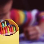Coloriage chez le tout-petit : à quel âge commencer, et avec quel matériel ?
