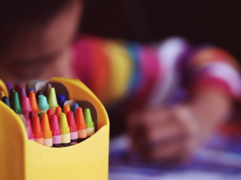Coloriage chez le tout-petit : à quel âge commencer, et avec quel matériel ?