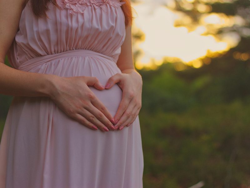 Doula pendant la grossesse : rôle, cadre légal et coût réel