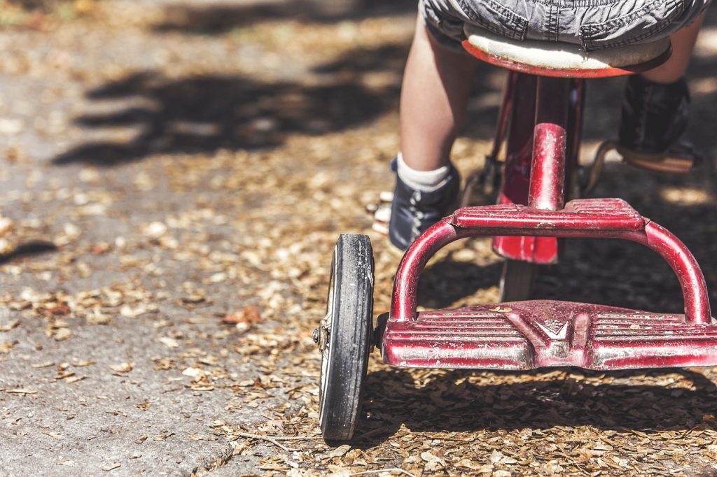 Ranger la chambre d'un enfant de 1 à 3 ans : sécurité, autonomie — illustration