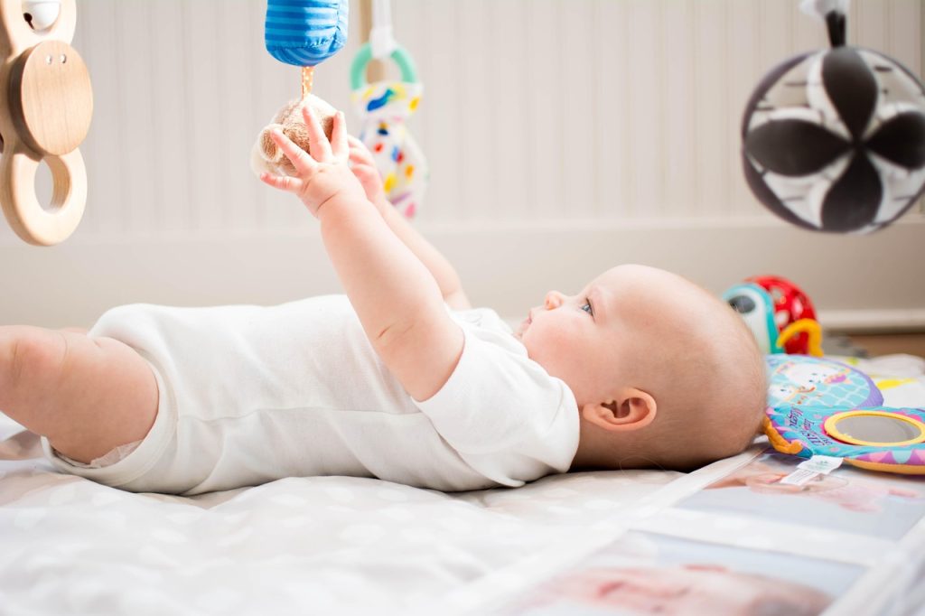 Sommeil de bébé : couchage sûr et rythme des nuits — illustration