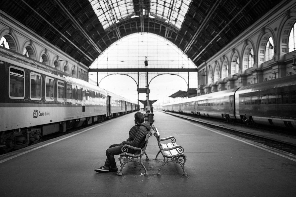 Voyager en train avec un bébé : billet, place et matériel — illustration