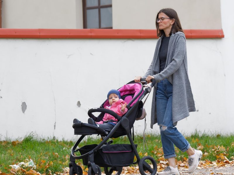 Voyager en train avec un bébé : billet, place et matériel