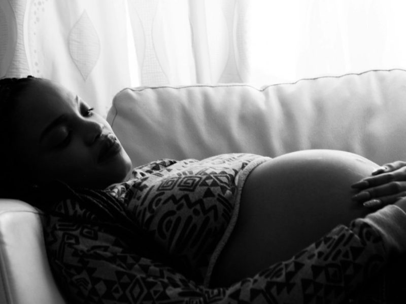 Aide ménagère pendant la grossesse : qui la prend en charge ?
