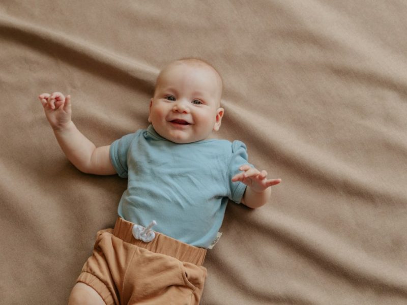 Fibres naturelles dans les vêtements de bébé : lire l&rsquo;étiquette