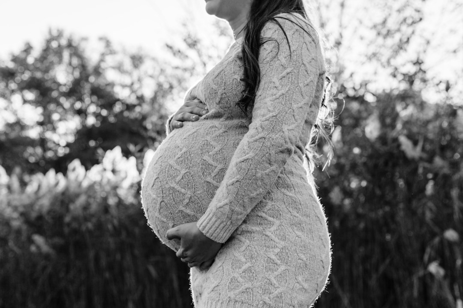 Femme enceinte vêtue d'un pull en maille