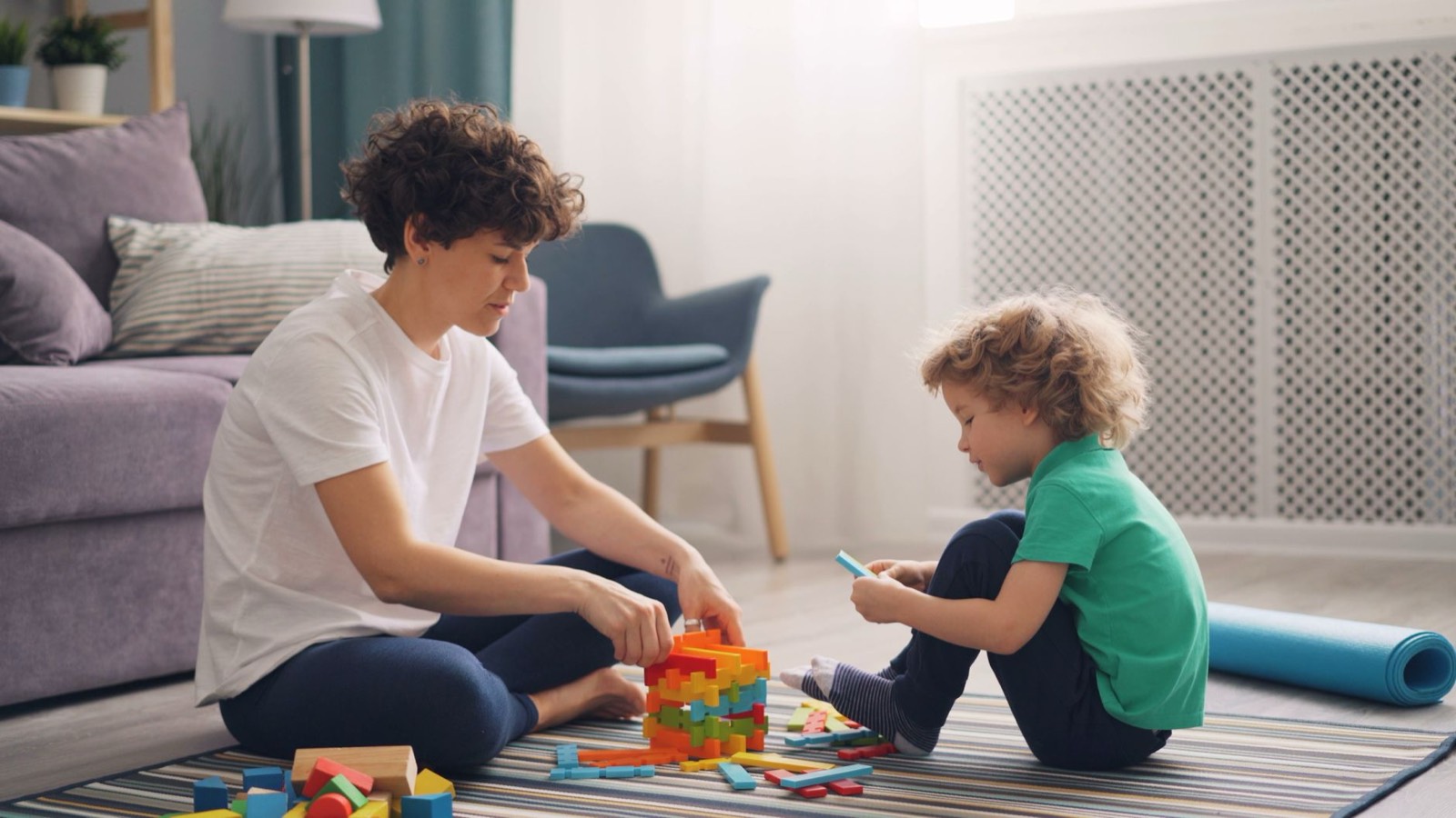Salon familial avec une nounou et du matériel de puériculture pour bébé