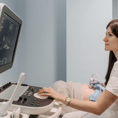 Gynécologue obstétricien : définition, rôle et différences
