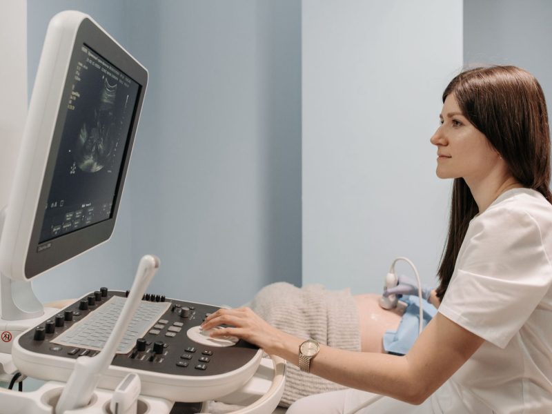 Gynécologue obstétricien : définition, rôle et différences
