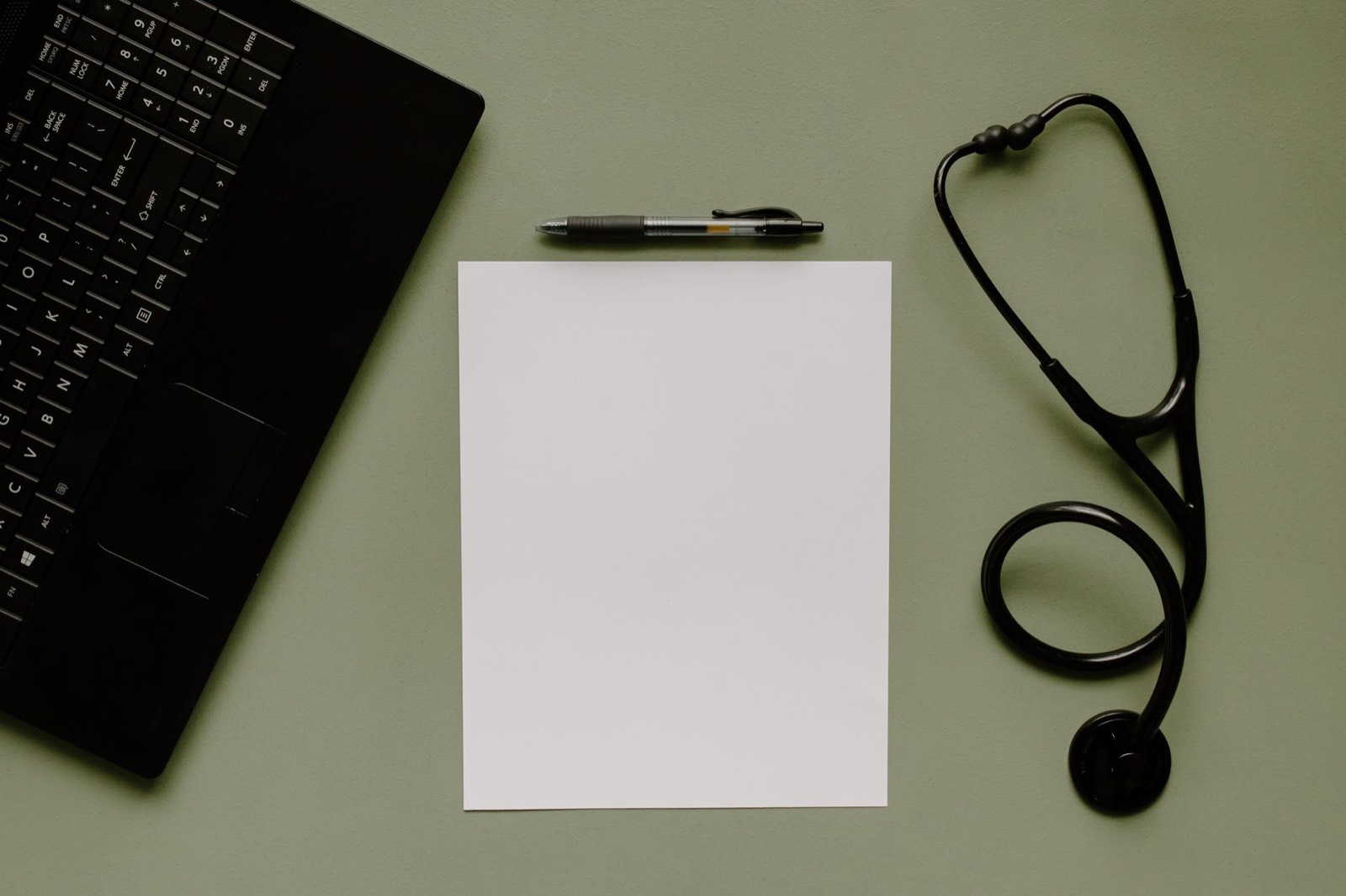 bureau médical avec stéthoscope et diplôme, cabinet de gynécologie obstétrique