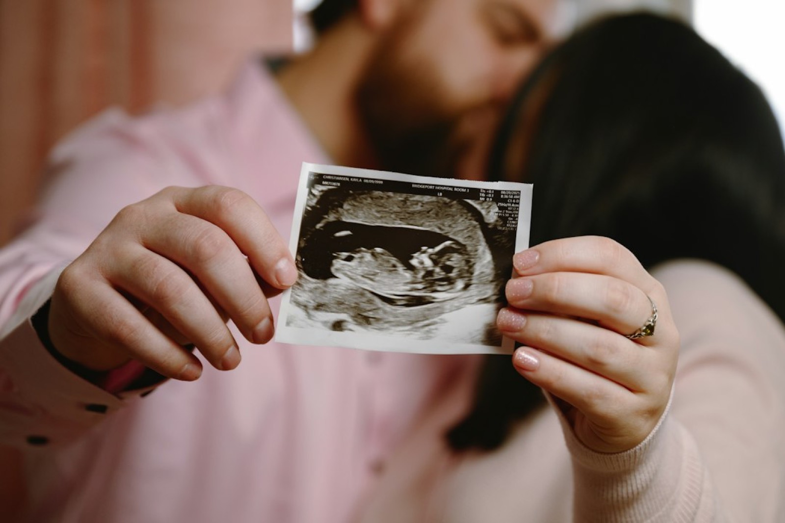 Future maman lors d'un rendez-vous d'échographie avec son gynécologue obstétricien