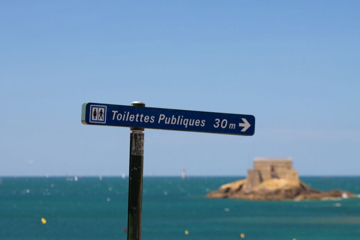 Jouet dans les toilettes : gestes sûrs et quand appeler un plombier