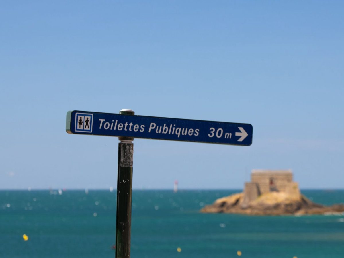 Jouet dans les toilettes : gestes sûrs et quand appeler un plombier