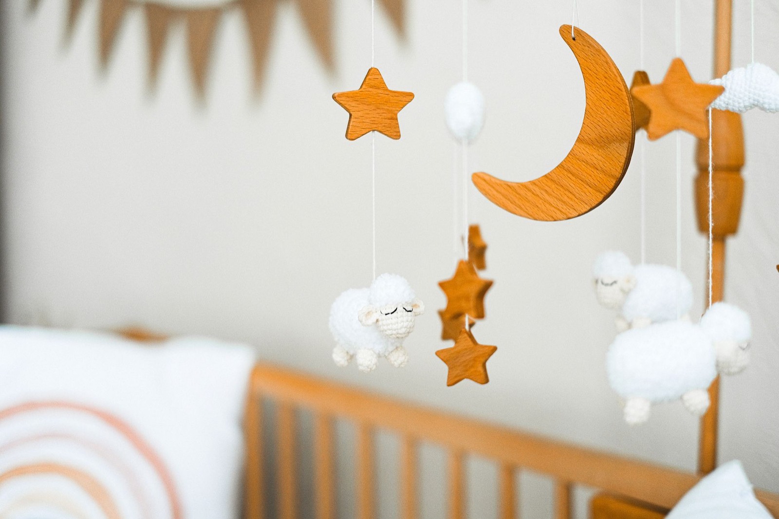 Chambre d'enfant décorée d'un ciel étoilé au-dessus du lit