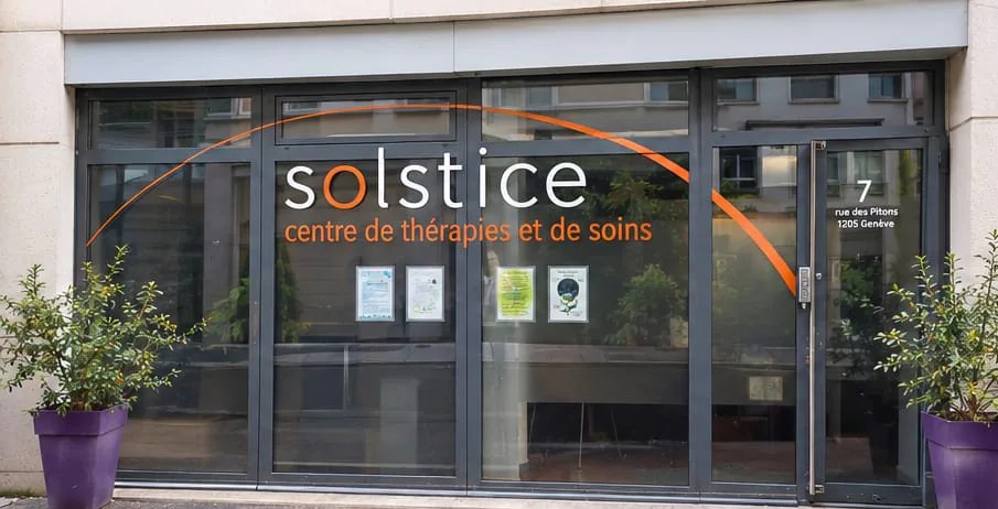 Vitrine du Centre Solstice, centre de thérapies et de soins, 7 rue des Pitons à Genève