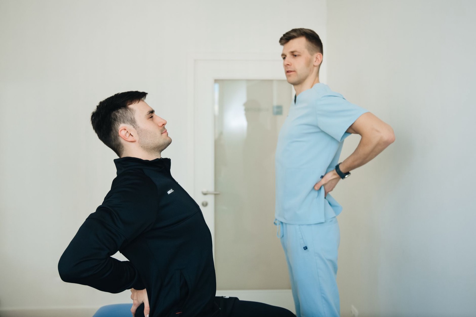 Kinésithérapeute évaluant les muscles abdominaux d'une patiente en post-partum