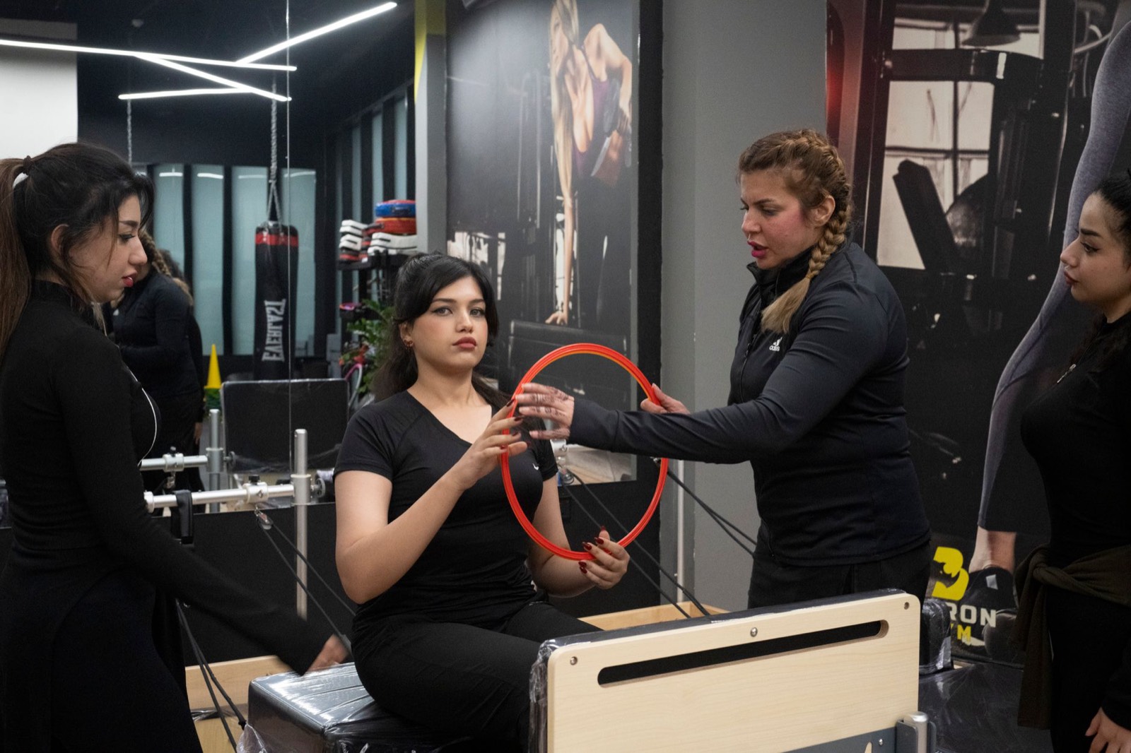 cours de sport post-partum encadré par une coach