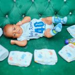 Un congé de naissance allégé pour jeunes parents : quelles implications ?