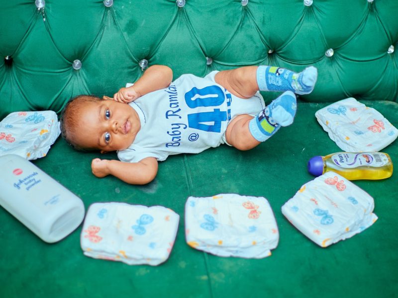 Un congé de naissance allégé pour jeunes parents : quelles implications ?