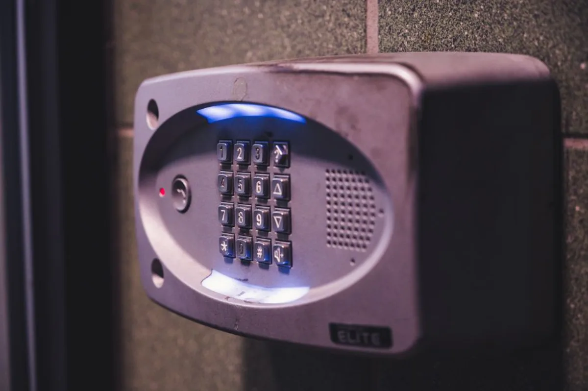 Comparatif du coût d’une alarme maison avec et sans télésurveillance en 2026