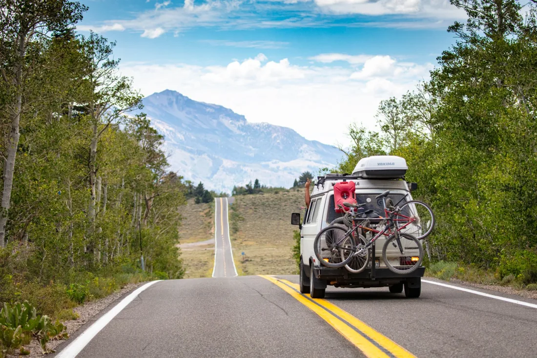 Un camping-car sur une route de vacances