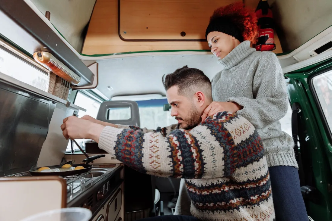 L intérieur amenagé d un camping-car