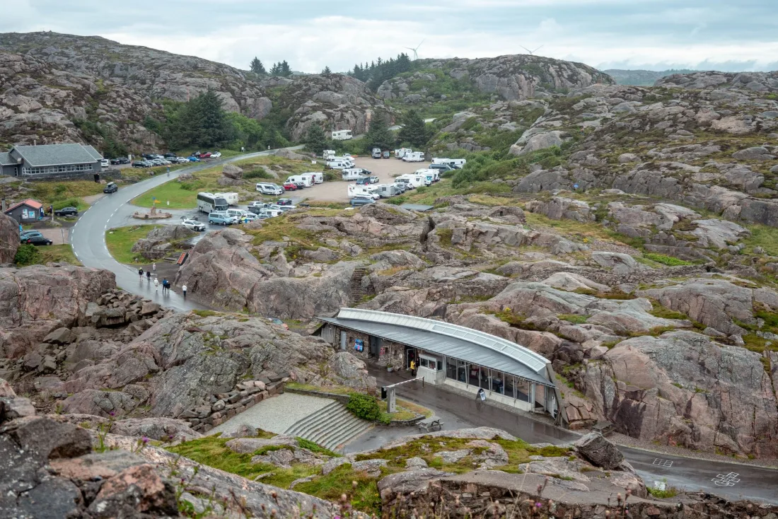Des camping-cars stationnes sur une aire