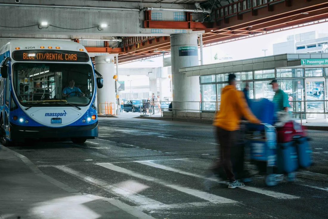 Un comptoir de location de voiture dans un aeroport