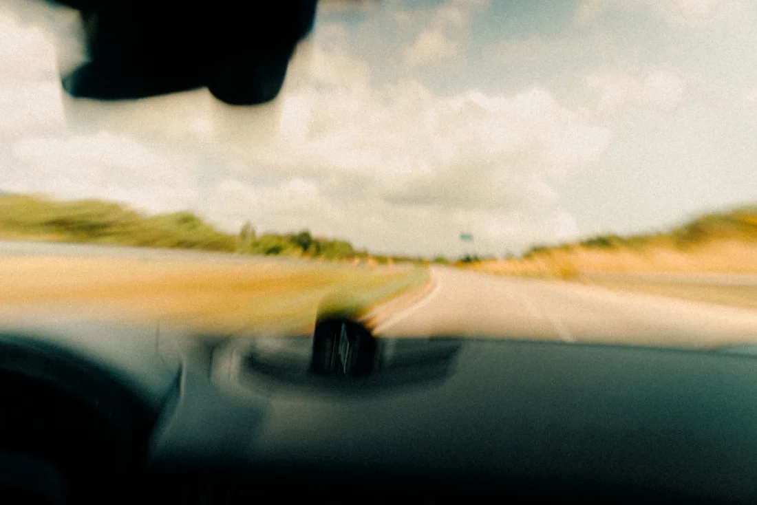 Une voiture sur une route a grande circulation